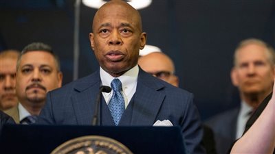 عمدة نيويورك يجمد حملة إعادة انتخابه أمام منافسه الديمقراطي زهران ممداني