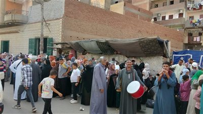 بالمزمار والطبل البلدي.. المنوفية تودع المعتمرين وسط فرحة كبيرة من ذويهم والأهالي