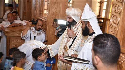 الأنبا مينا يرسم 25 شماسا بكنيسة أبي سيفين والأنبا ونس بالبصرة