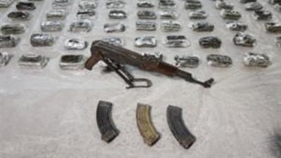 شايلهم في شوالات.. القبض على عنصر إجرامي شديد الخطورة بالسويس بحوزته 3 أطنان مخدرات بـ220 مليون جنيه| صور