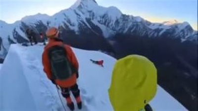 بسبب صورة سيلفي.. وفاة مأساوية لمتسلق على قمة جبل في الصين | فيديو