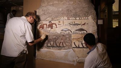 تفاصيل فنية مبهرة خلال مشروع ترميم نقوش المعبد الجنائزي للملك ساحورع بالمتحف المصري | صور 