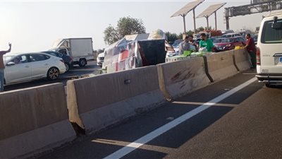 تصادم سيارة نقل بالحاجز الخرساني على طريق بنها الحر يعطل حركة المرور