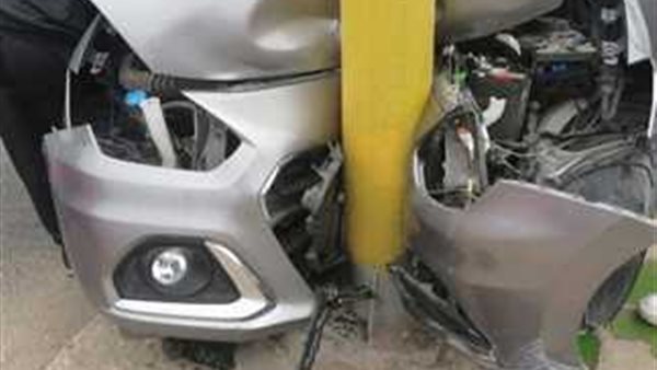 سيارة تصطدم بعمود