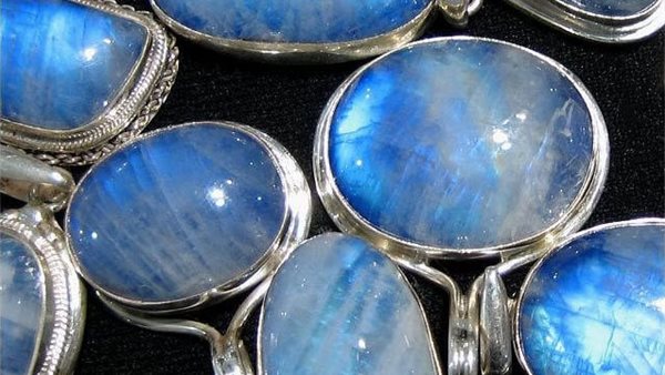 اللؤلؤ والأحجار الكريمة