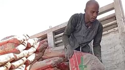 قصة شاب كفيف بالمنيا.. أبانوب يحمل الأسمنت يوميًا ليساعد أسرته ويحلم بأن يكون مذيعًا