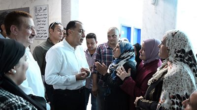 رئيس الوزراء يتفقد مركز طب الأسرة بقرية شما والقوافل الطبية بأشمون