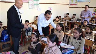 رئيس الوزراء يروي كواليس الزيارة المفاجئة لمدرسة بالمنوفية: ما رأيناه يؤكد انضباط العام الدراسي الجديد
