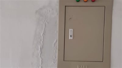 أولياء أمور يستغيثون من رشح مياه بجوار تابلوه كهرباء بمدرسة الزهور بالمرج.. والتعليم: تحقيق فوري غدًا