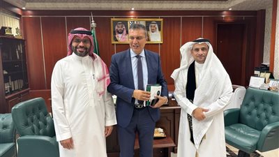 جامعة الملك عبد العزيز تكرم الإعلامي عمرو الليثي