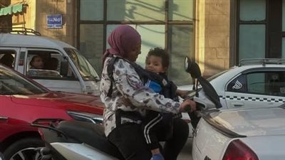 أول تعليق للأم صاحبة الصورة على الدراجة النارية مع صغيرها