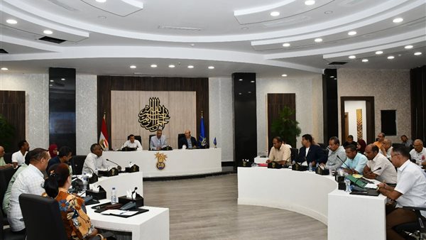 محافظ أسوان خلال