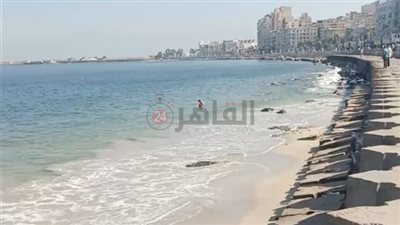 ظاهرة طبيعية متكررة.. أول رد لعلوم البحار بالإسكندرية حول انحسار البحر وظهور شاطئ رملي بمحطة الرمل