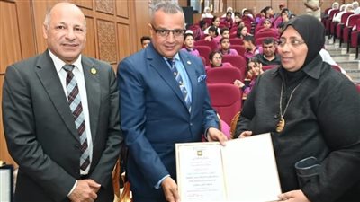 محافظ جنوب سيناء يكرم أسر الشهداء والمجاهدات السيناويات في احتفالية الذكرى الـ52 لانتصارات أكتوبر | صور 