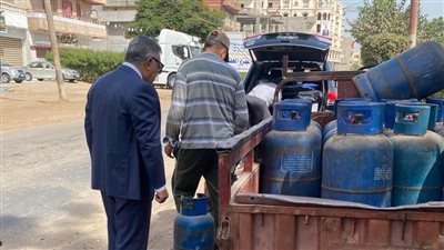 محافظ الدقهلية يوقف بائع أسطوانات غاز بمنية النصر للتأكد من الوزن والمواصفات| صور