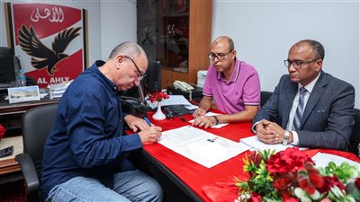 محمود الخطيب وقائمته يقدمون أوراق ترشحهم لانتخابات الأهلي الجديدة 