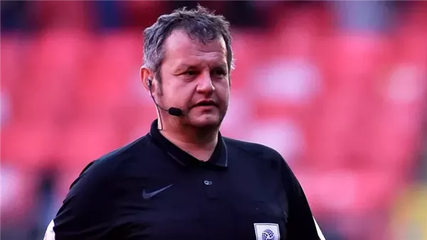 جاريث فيكارز الحكم