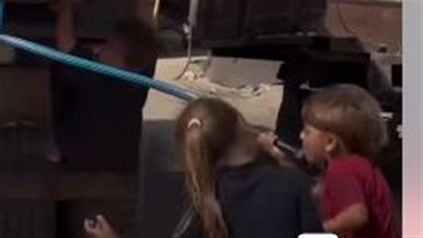 فيديو لصغيرين يطاردان