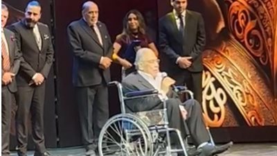 على كرسي متحرك.. بكاء صبري عبد المنعم خلال تكريمه في مهرجان نقابة المهن التمثيلية: كويس إنكم لحقتونا وإحنا عايشين