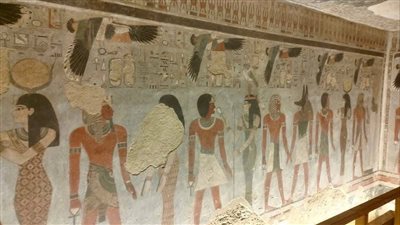 اكتشفها 4 أجانب أحدهم هوارد كارتر.. مشاهد مدهشة من مقبرة أمنحتب الثالث بعد افتتاحها اليوم بالأقصر