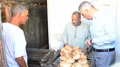 محافظ أسوان خلال جولة ميدانية: متابعة جودة الخبز واللحوم.. وإحكام السيطرة على الأسواق