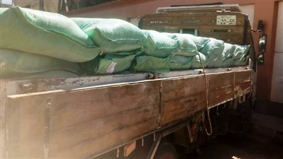 ضبط سيارة محملة بـ5 أطنان دقيق بلدي مدعم قبل تهريبها بإدفو في أسوان