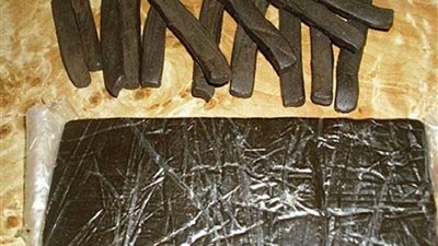  السجن 10 سنوات وغرامة 200 ألف جنيه.. الحكم على مندوب رحلات بتهمة الإتجار بالمواد المخدرة بمدينة دهب 