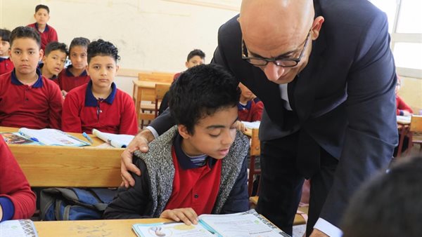 وزير التعليم مع طلاب