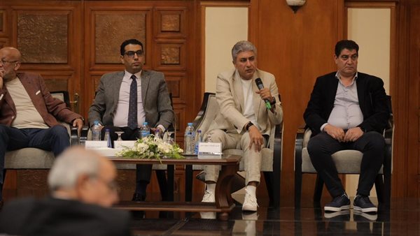 وزير السياحة يعقد