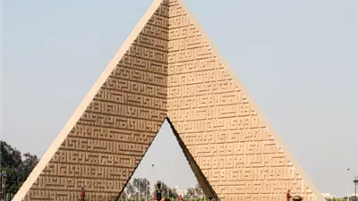 بمناسبة احتفالات أكتوبر.. وزير الدفاع ينيب قادة الجيوش الميدانية والمناطق العسكرية لوضع أكاليل الزهور على قبر الجندي المجهول