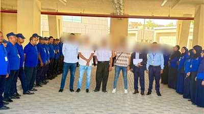 الموظفين صفين.. جدل على مواقع التواصل الاجتماعي بسبب صورة لمرشح انتخابات النواب داخل مستشفى بالأقصر.. والإدارة تعلق