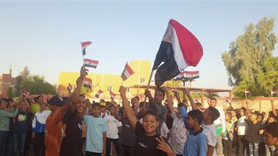 العلم المصري في إيد كل طالب.. مواطن قنائي يهدي مدرسته السابقة العرب والنجاجرة للتعليم الأساسي أعلامًا للاحتفال بنصر أكتوبر المجيد
