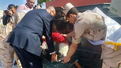 محافظ جنوب سيناء ومدير الأمن يضعان إكليل الزهور على قبر الجندي المجهول بمدينة الطور| صور