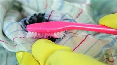 كيفية إزالة الحبر الجاف من الملابس الملونة.. إليك حلول منزلية سريعة وفعالة