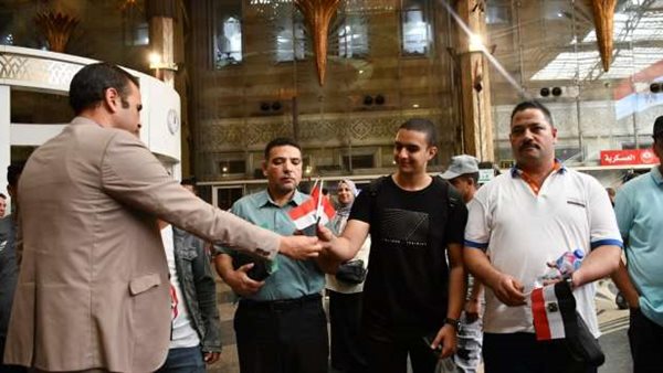 توزيع أعلام في احتفالات