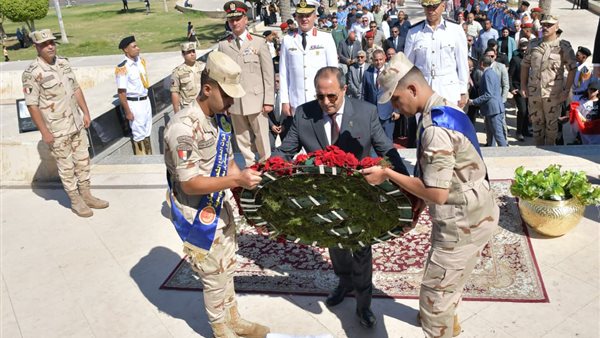 محافظ بورسعيد يضع