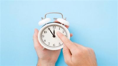 تغيير الساعة التوقيت الشتوي.. تأخير الساعة 60 دقيقة منتصف ليل الخميس