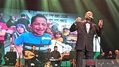 بـ صور الشهداء والصِغار.. علي الحجار يدعم القضية الفلسطينية في احتفالية نصر أكتوبر على مسرح البالون