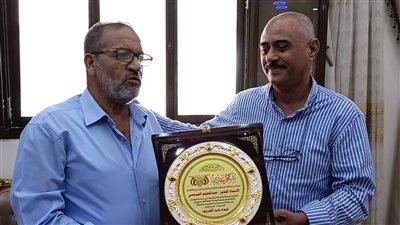 وفاءً وتقديرًا لدوره.. مواطن يمني يعثر على معلمه المصري في مدينة بلطيم بعد رحلة بحث استمرت 9 سنوات