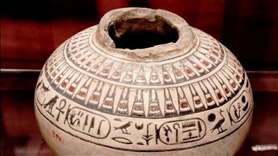 إناء فيانس نادر من عهد أمنحتب الثالث يزيّن القاعة 13 بالمتحف المصري بالتحرير