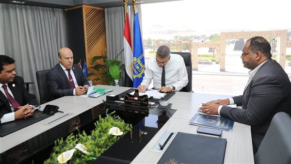 محافظ أسوان