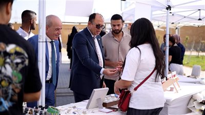 بمشاركة 100 عارض.. رئيس جامعة حلوان الأهلية يفتتح معرض الإبداع الطلابي ومشروعات الشباب المتناهية الصغر