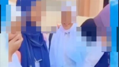 تداول فيديو لـ مديرة مدرسة توزع أموالا على طلاب الشهادة الإعدادية لتشجيعهم على الحضور 