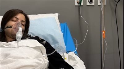 نقل منى فاروق إلى المستشفى بعد تعرضها لوعكة صحية