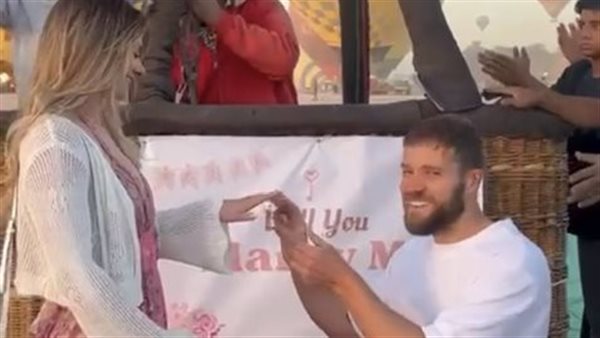 السائح الأجنبي يضع