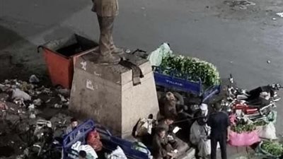 صورة لتمثال الشهيد عبد المنعم رياض وسط سوق خضار تثير الجدل بسوهاج.. والأهالي يطالبون بالتحقيق