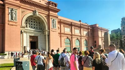 احتفالًا بذكرى انتصارات أكتوبر.. توافد كبير من السائحين على المتحف المصري بالتحرير | صور