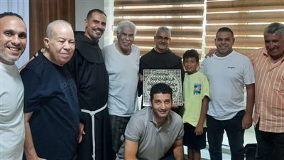 الأب بطرس دانيال يزور حسن شحاتة بالمستشفى ويهديه لوحة تحمل سورة الفلق