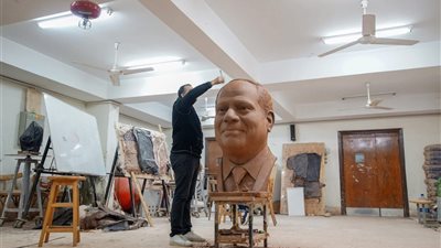 أستاذ نحت يصمم تمثالًا للرئيس السيسي ويلقى إشادة كبيرة