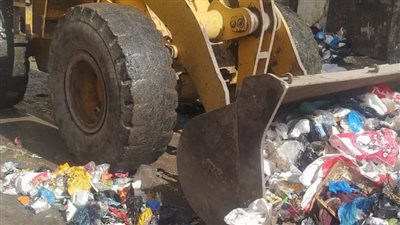 رئيسة حي وسط بالإسكندرية تراجع حالة النظافة بالشوارع وتوجه باتخاذ اللازم نحو رفع المخلفات